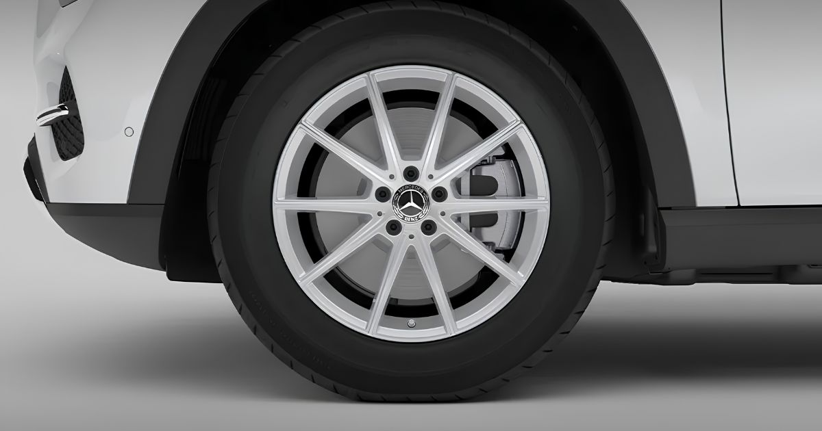 The 19-inch 10 -spoke wheels of the 2026 Mercedes-Benz GLE 350